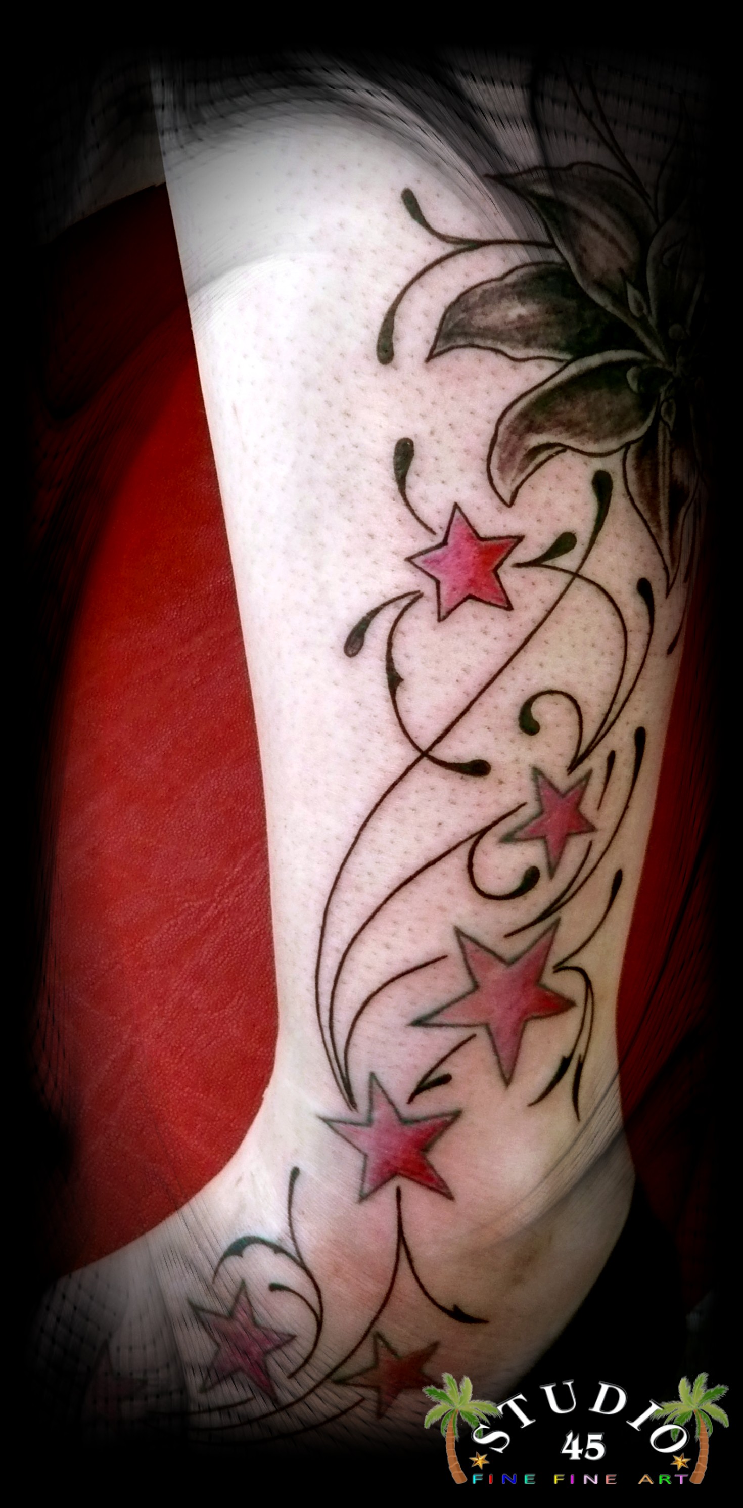 Fuß Sterne mit Liner Tattoo rot schwarz Kontrast Recklinghausen STUDIO 45